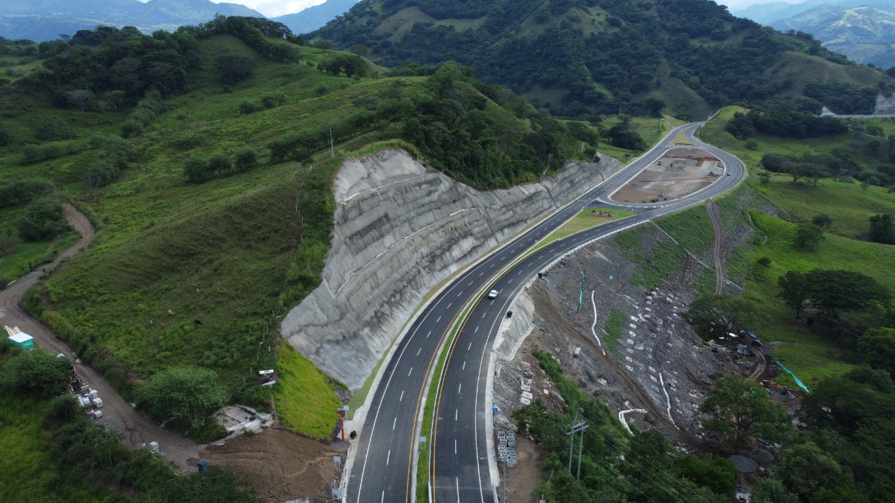 Banca internacional ratifica la confianza inversionista en el país y en la reactivación económica, al otorgar crédito por $540 mil millones para finalizar obras en el proyecto Pacífico 1 Banca internacional ratifica la confianza inversionista en el país y en la reactivación económica, al otorgar crédito por $540 mil millones para finalizar obras en el proyecto Pacífico 1