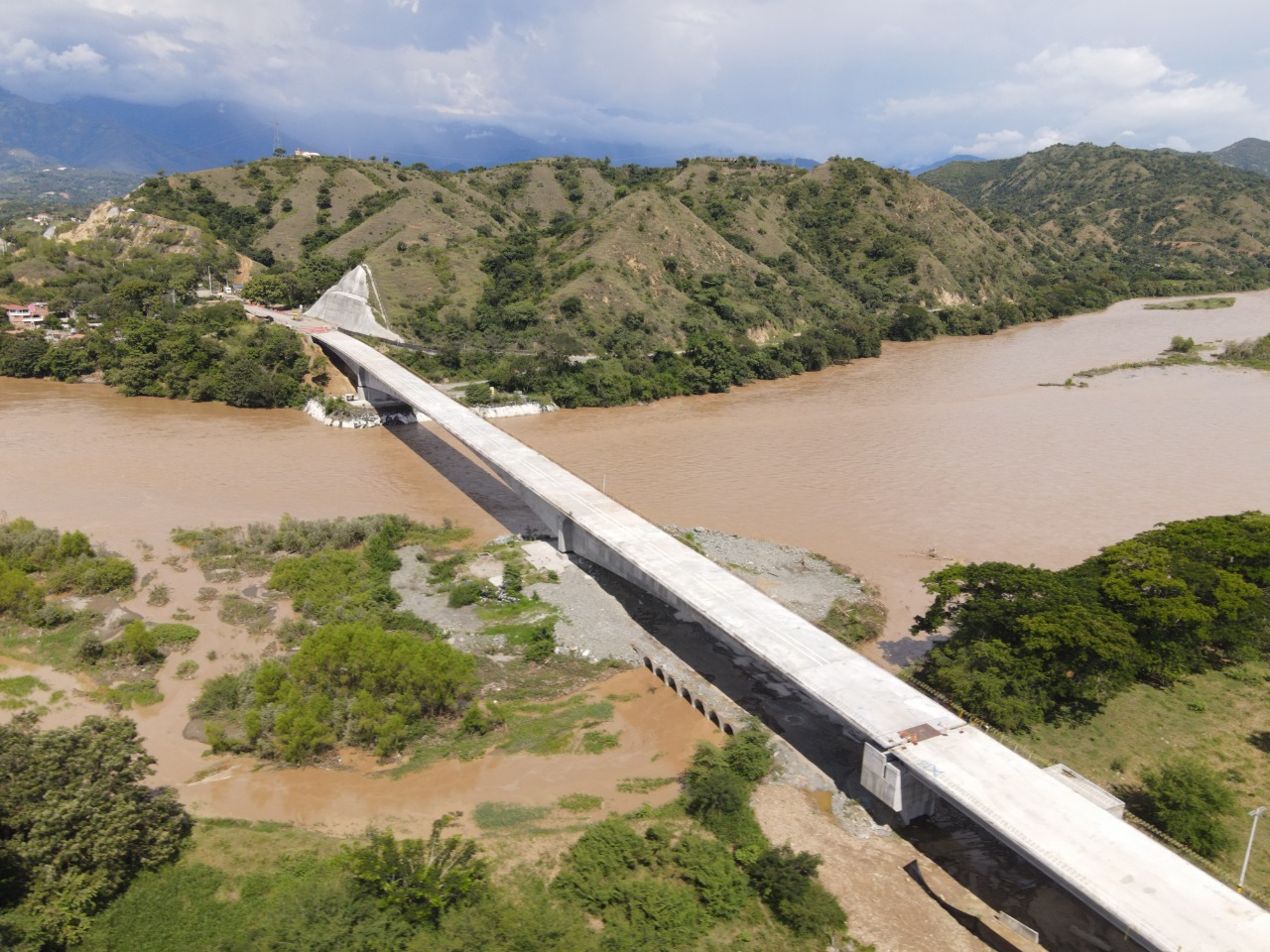  EL PUENTE SOBRE EL RÍO CAUCA, DEL PROYECTO AUTOPISTA AL MAR 1 REGISTRA UNA EJECUCIÓN DEL 81%