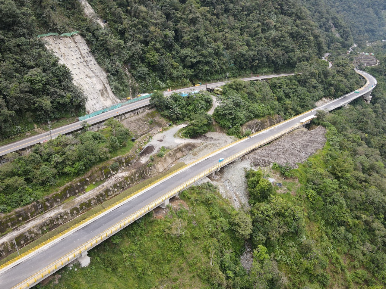 El puente Macalito en la vía al Llano tiene prevista su entrega a finales de 2021 El puente Macalito en la vía al Llano tiene prevista su entrega a finales de 2021