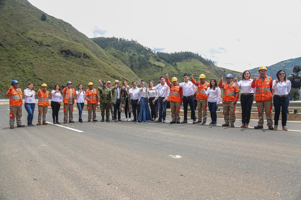 Gobierno Duque entrega 12 km de doble calzada del proyecto Rumichaca-Pasto, con el cual se beneficiarán cerca de 7.600 personas del municipio de Iles y poblaciones cercanas. Gobierno Duque entrega 12 km de doble calzada del proyecto Rumichaca-Pasto, con el cual se beneficiarán cerca de 7.600 personas del municipio de Iles y poblaciones cercanas.