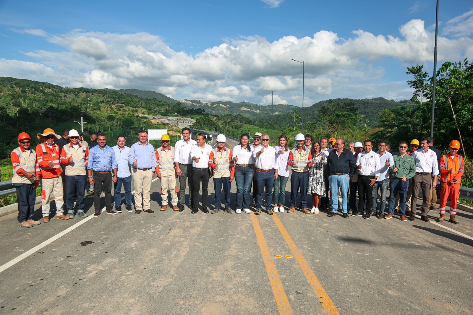 Es con hechos que el Gobierno de Iván Duque le cumple a Santander: entrega 25 km de calzada sencilla, los túneles de La Sorda y La Paz y el viaducto Río Sucio Es con hechos que el Gobierno de Iván Duque le cumple a Santander: entrega 25 km de calzada sencilla, los túneles de La Sorda y La Paz y el viaducto Río Sucio