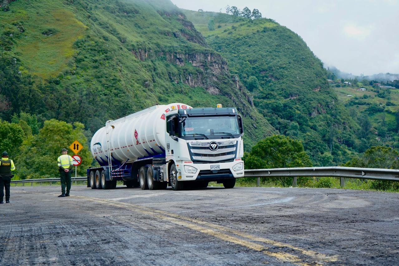 PMU realizado con los transportadores de carga y pasajeros, entidades municipales y departamentales; busca mejorar la movilidad por la variante en la vía Bogotá– Villavicencio PMU realizado con los transportadores de carga y pasajeros, entidades municipales y departamentales; busca mejorar la movilidad por la variante en la vía Bogotá– Villavicencio